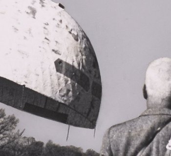 Buckminster Fuller beim Marine Corps Helikopterlift einer Geodätischen Kuppel, Orphan&#039;s Hill, North Carolina, USA, 1954