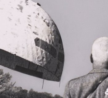 Buckminster Fuller beim Marine Corps Helikopterlift einer Geodätischen Kuppel, Orphan&#039;s Hill, North Carolina, USA, 1954