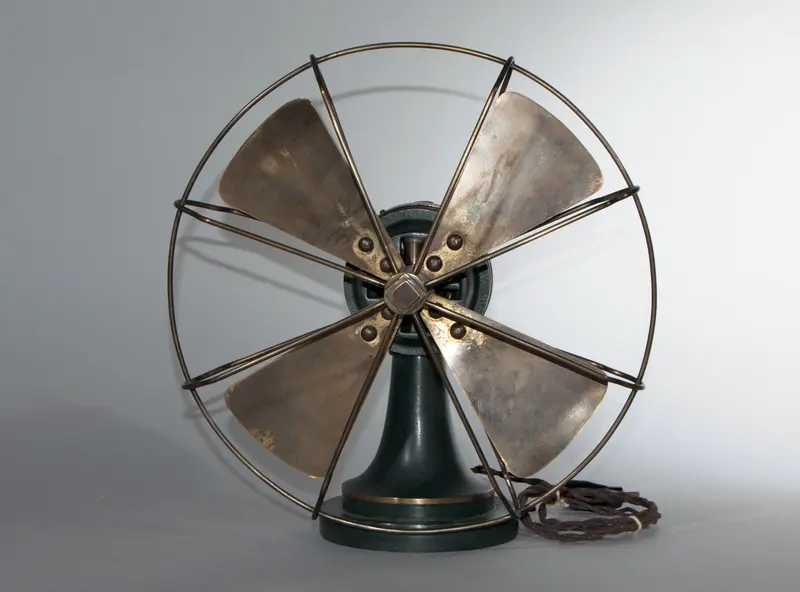 Ein historischer Tischventilator aus Metall.